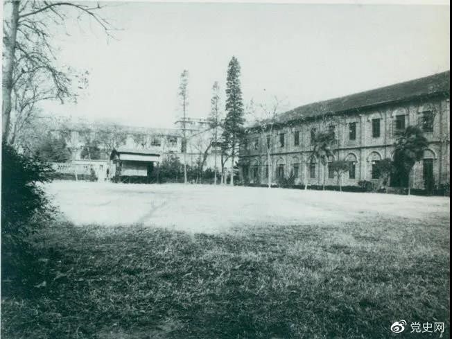 　　1927年3月18日，毛澤東出席在武昌舉行的河南武裝農(nóng)民代表大會(huì)，并作湖南農(nóng)運(yùn)狀況報(bào)告。圖為大會(huì)會(huì)場(chǎng)——武昌農(nóng)講所大操場(chǎng)。