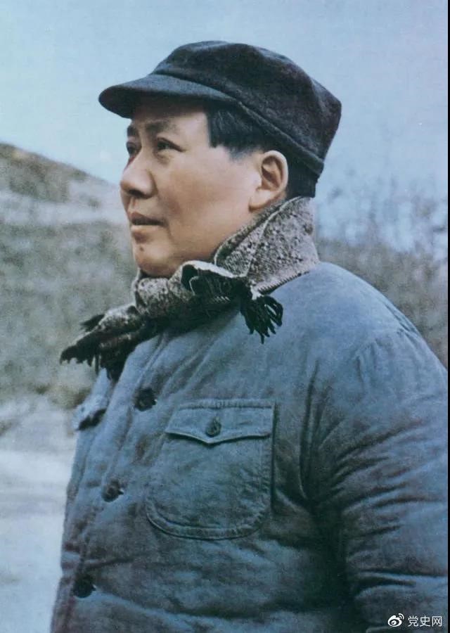 　　1947年3月18日，中共中央機(jī)關(guān)主動(dòng)撤離延安。毛澤東和周恩來、任弼時(shí)等繼續(xù)留在陜北，指揮全國(guó)人民解放戰(zhàn)爭(zhēng)。這是轉(zhuǎn)戰(zhàn)陜北前夕的毛澤東。